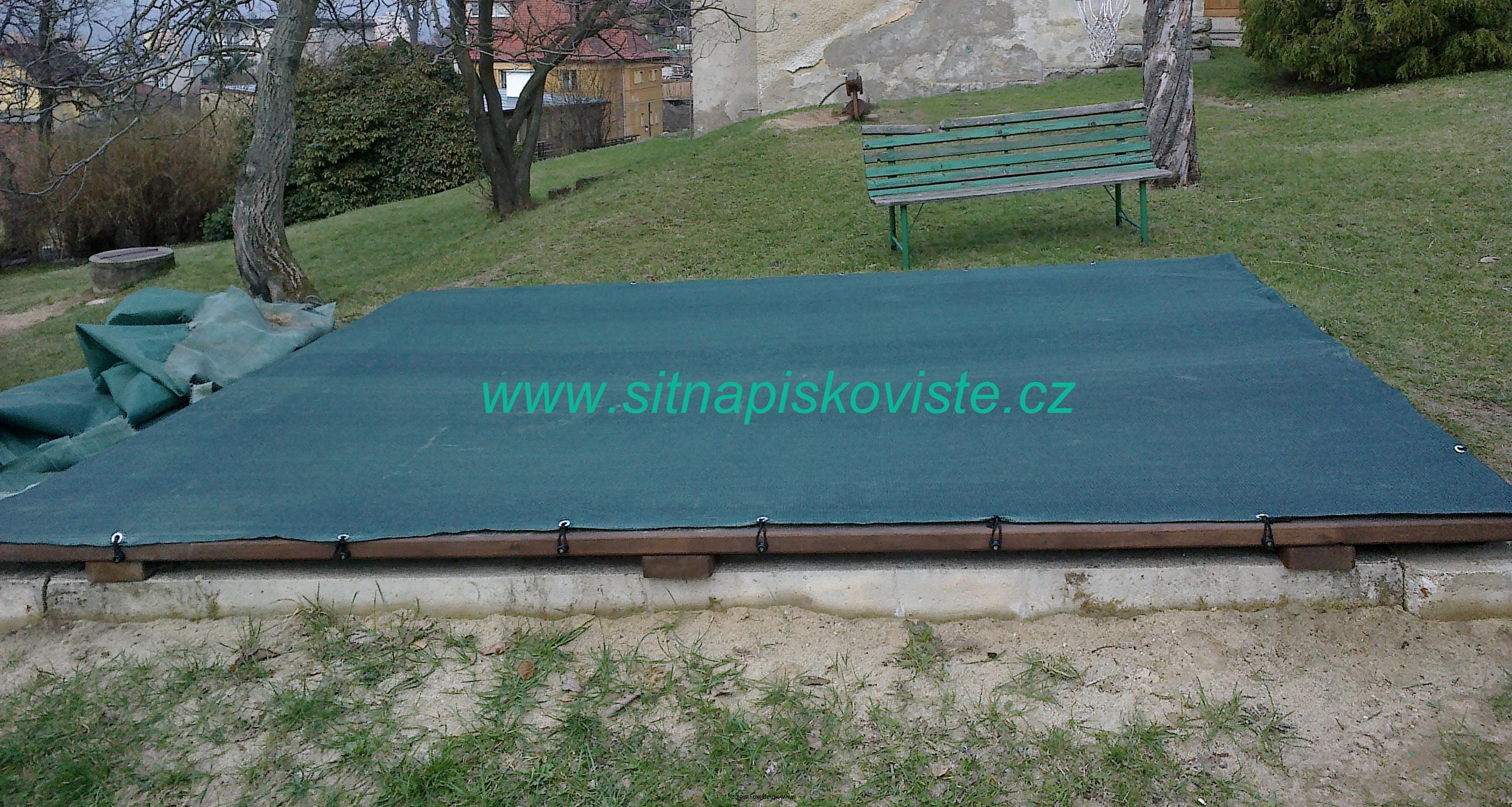 Krycí síť na pískoviště zelená, rozměr 1,6 x 1,6 m, gumolano ZDARMA