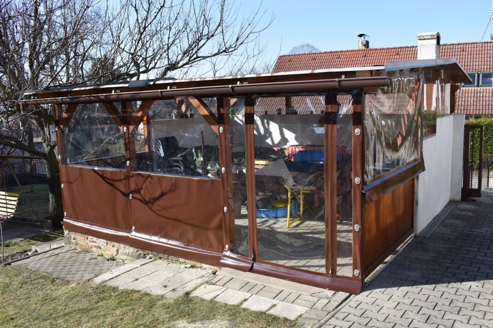 Kombinovaná plachta na pergolu na míru – PVC 0,8 mm + neprůhledná část | Cena za 1 m²